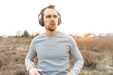 Aktif yaşam tarzı. Çekici genç adam koşuyor.