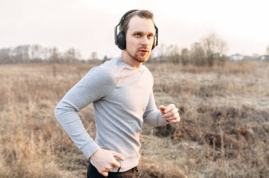 Aktif yaşam tarzı. Çekici genç adam koşuyor.