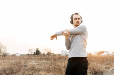 Aktif yaşam tarzı. Açık havada çekici bir delikanlı.