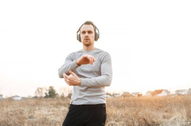 Aktif yaşam tarzı. Açık havada çekici bir delikanlı.