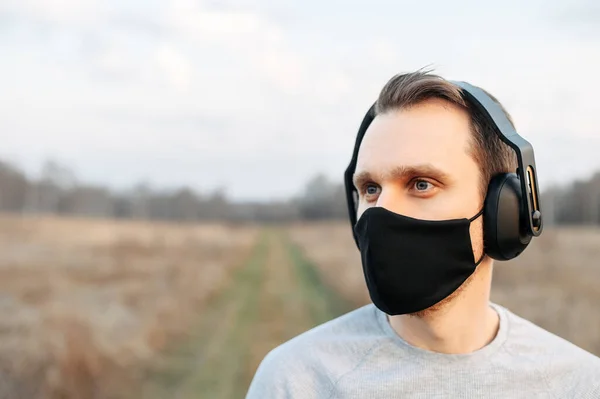 Υγιεινός τρόπος ζωής Ένας τύπος με μαύρη ιατρική μάσκα. — Φωτογραφία Αρχείου