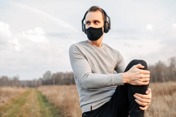 Υγιεινός τρόπος ζωής Ένας τύπος με μαύρη ιατρική μάσκα. — Φωτογραφία Αρχείου