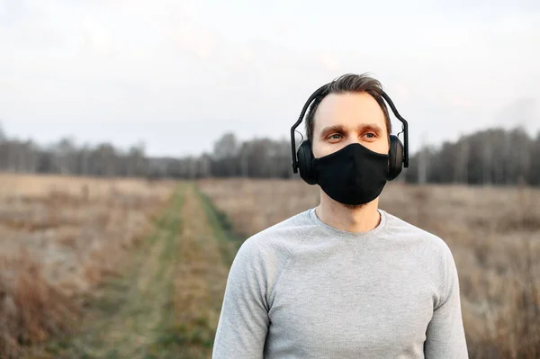 Sunn livsstil. En fyr med svart medisinsk maske – stockfoto