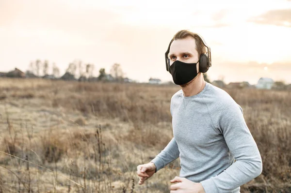 Ο τύπος με την ιατρική μάσκα κάνει τζόκινγκ — Φωτογραφία Αρχείου