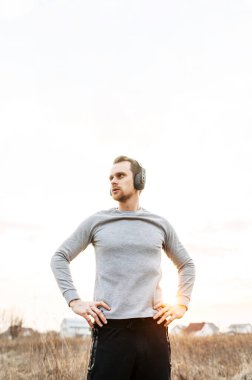 Aktif yaşam tarzı. Açık havada çekici bir delikanlı.