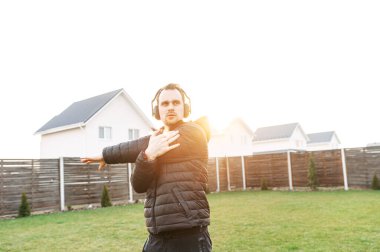 Arka bahçede egzersiz yapan bir adam.