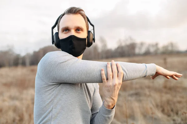 Sunn livsstil. En fyr med svart medisinsk maske – stockfoto