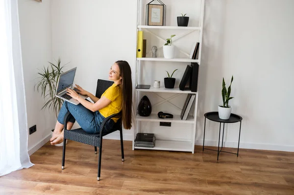 Frau in gemütlicher Wohnatmosphäre mit Laptop — Stockfoto