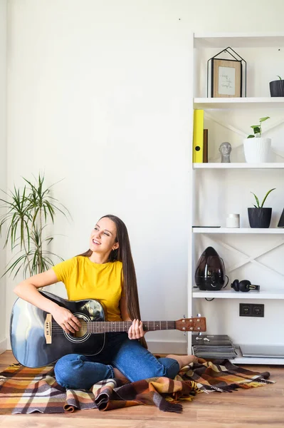 Donna passa il tempo libero a suonare la chitarra — Foto Stock