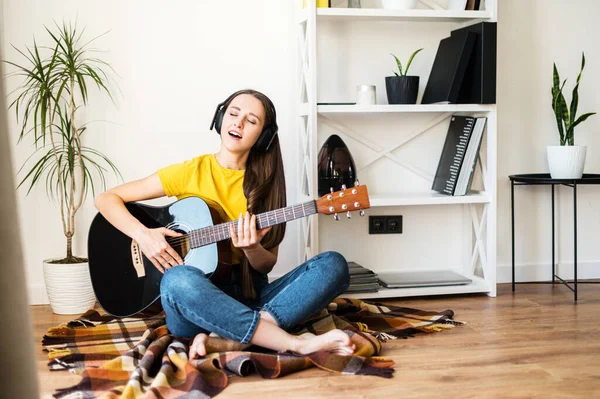 Mujer pasa el ocio tocando la guitarra — Foto de Stock