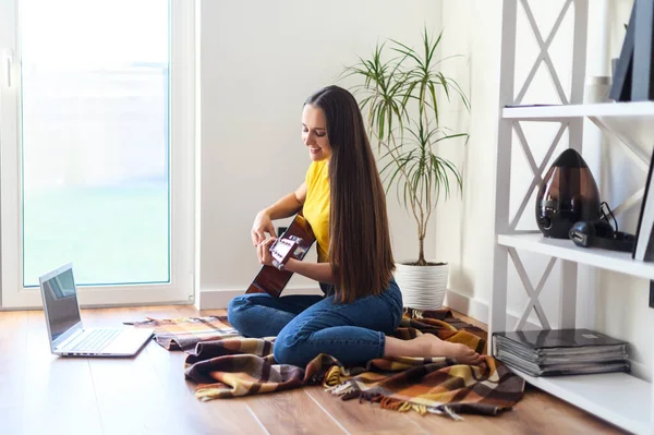 Una donna guarda video tutorial sulla chitarra — Foto Stock