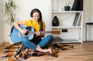 Kadınlar boş zamanlarını gitar çalarak geçirirler.