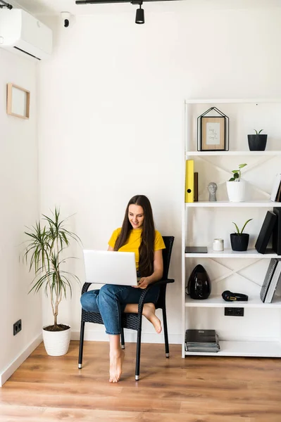 Frau in gemütlicher Wohnatmosphäre mit Laptop — Stockfoto