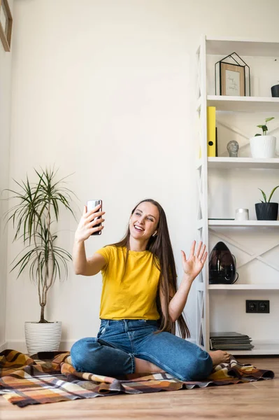 Una giovane donna comunica via video al telefono — Foto Stock