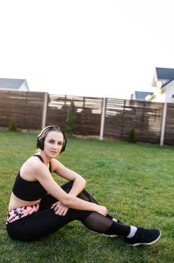 Tıbbi maskeli kadın dışarıda egzersiz yapıyor.