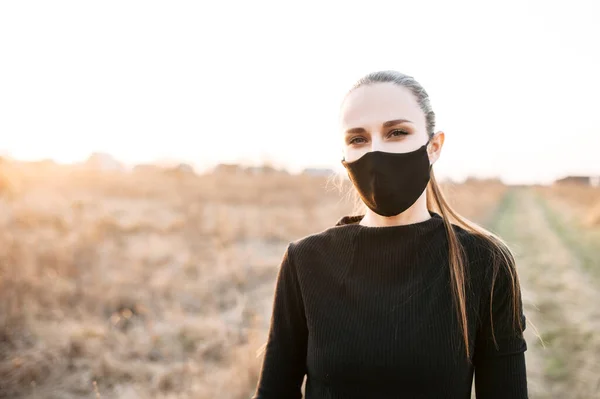 Attraente donna stile sportivo in una maschera medica — Foto Stock