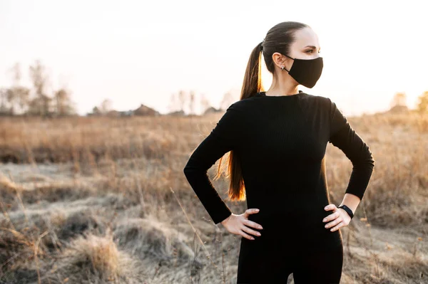 Sportslig tiltrekkende kvinne i medisinsk maske – stockfoto