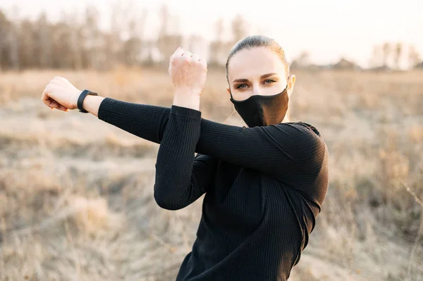 Приваблива жінка спортивного стилю в медичній масці — стокове фото