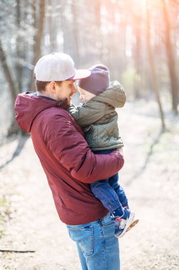 Baba ve küçük oğlu dışarıda birlikte vakit geçiriyorlar.