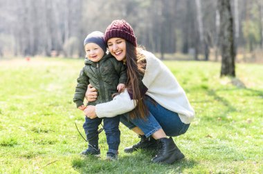 Anne ve oğlu dışarıda birlikte vakit geçiriyorlar.