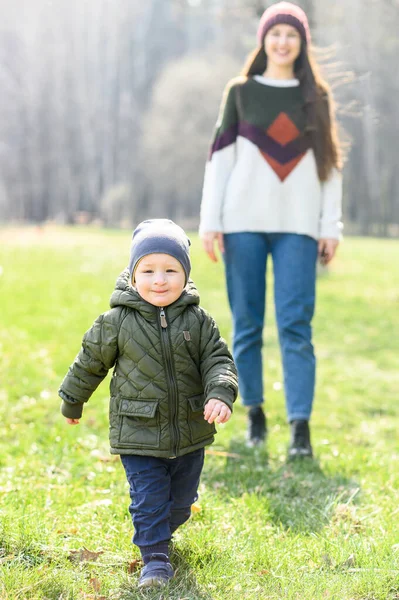 Mère et bébé fils passent du temps à l'extérieur ensemble — Photo