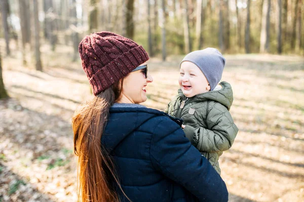 Moeder en zoontje brengen samen tijd door buiten — Stockfoto