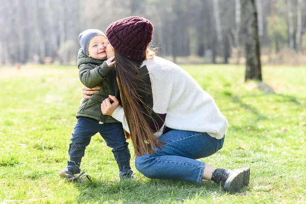 Mère et bébé fils passent du temps à l'extérieur ensemble — Photo