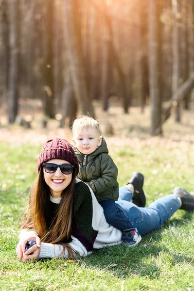 Mãe e bebê filho passar o tempo ao ar livre juntos — Fotografia de Stock