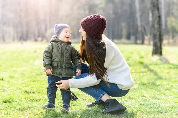 Mère et bébé fils passent du temps à l'extérieur ensemble — Photo