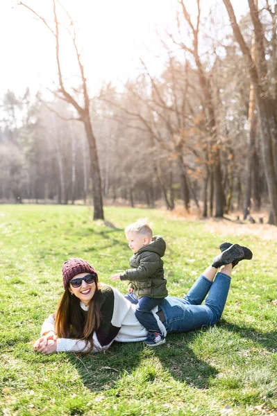 Mère et bébé fils passent du temps à l'extérieur ensemble — Photo