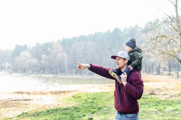 Dad and baby son spend time outdoors together — Stock Photo, Image