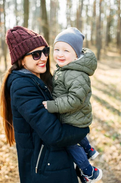 Moeder en zoontje brengen samen tijd door buiten — Stockfoto