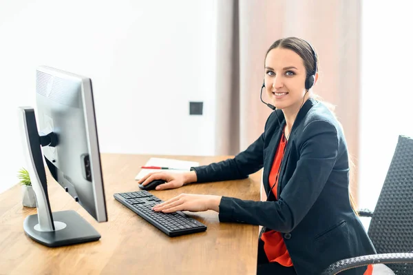 Mujer con auriculares y PC para el trabajo — Foto de Stock