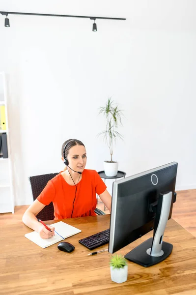 Kvinna med headset och dator för arbete — Stockfoto