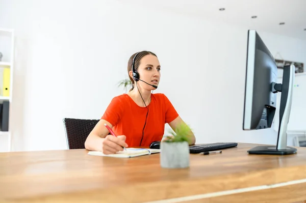 Mujer con auriculares y PC para el trabajo — Foto de Stock