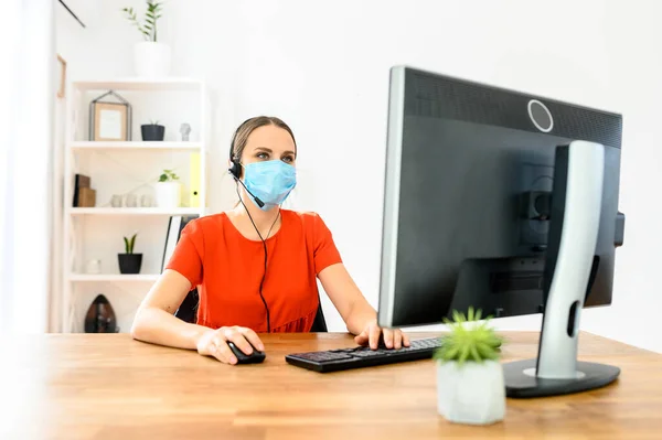 Жінка з медичною маскою на обличчі в офісі — стокове фото