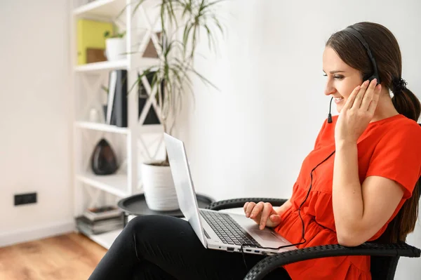 Mujer con auriculares y PC para el trabajo —  Fotos de Stock