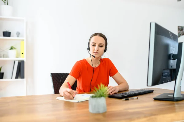 Vrouw met headset en pc voor werk — Stockfoto