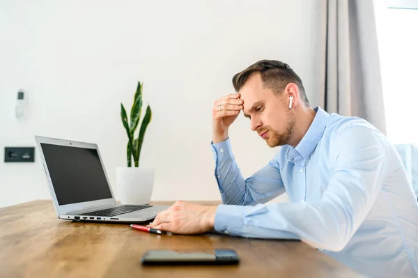 Fatigue and headache at the workplace — Stock Photo, Image