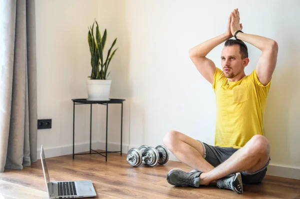 Guy practică yoga acasă cu lecții online — Fotografie, imagine de stoc