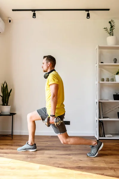 Tineri tip activ face exerciții corporale inferioare la domiciliu — Fotografie, imagine de stoc