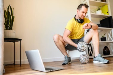 Video eğitimi için evde silah egzersizi