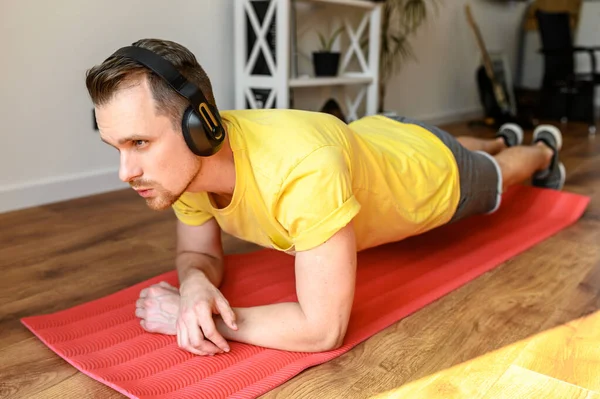 Tineri activ tip face abs antrenament la domiciliu — Fotografie, imagine de stoc