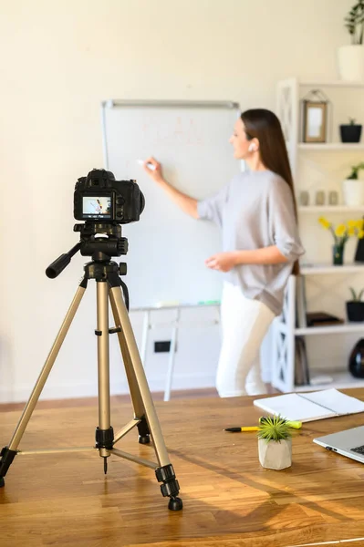 Jeune femme avec flipchart enregistre des leçons vidéo — Photo