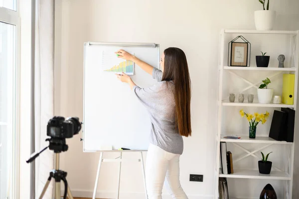 Junge Frau mit Flipchart zeichnet Videounterricht auf — Stockfoto