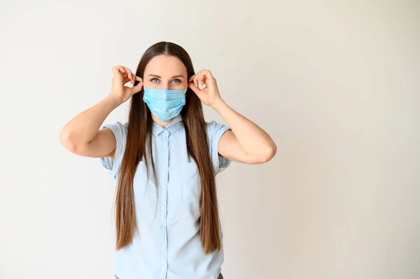 Positive junge Frau in medizinischer Maske — Stockfoto