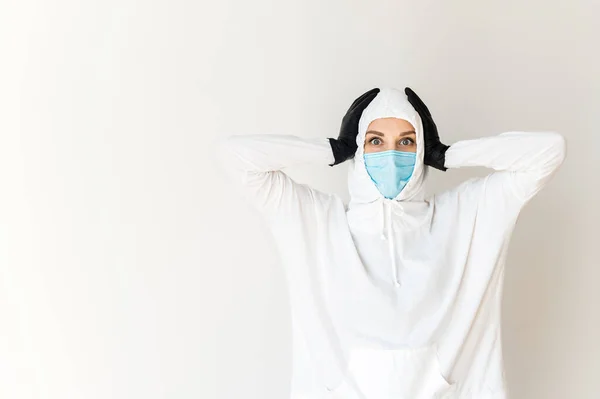 Жінка в гумових рукавичках і медична маска — стокове фото