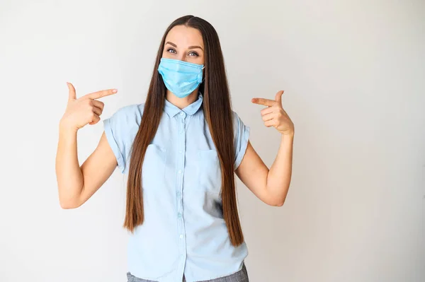 Позитивна молода жінка в медичній масці — стокове фото