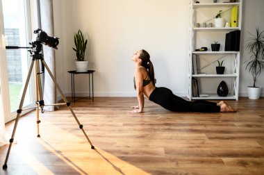 Kadın yoga koçu video eğitimini kaydetti