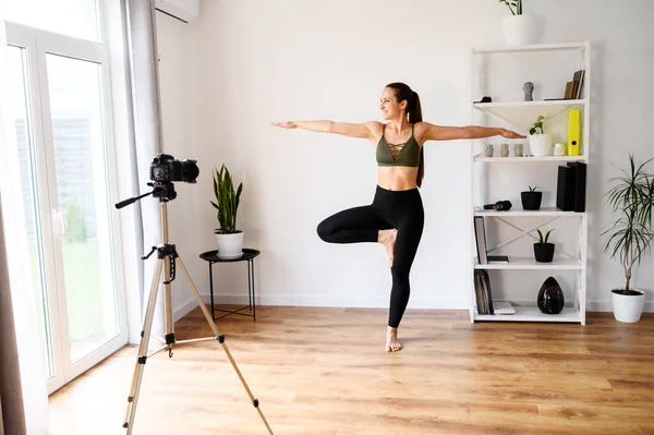 Yoga-Trainerin zeichnet Videoanleitung auf — Stockfoto